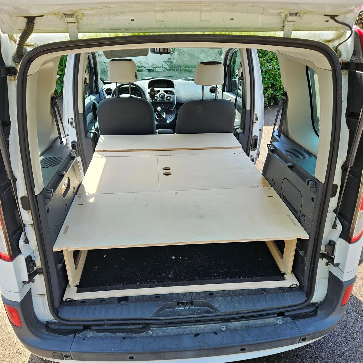 MiniVan Kit prêt à monter installé dans le coffre